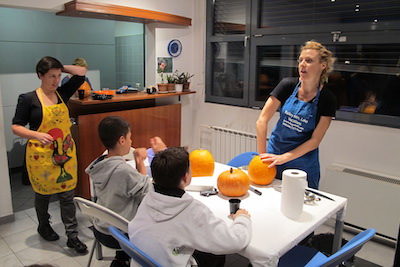 Halloween i popularna kultura, Svi sveti i Dušni dan: graničje između živih i mrtvih